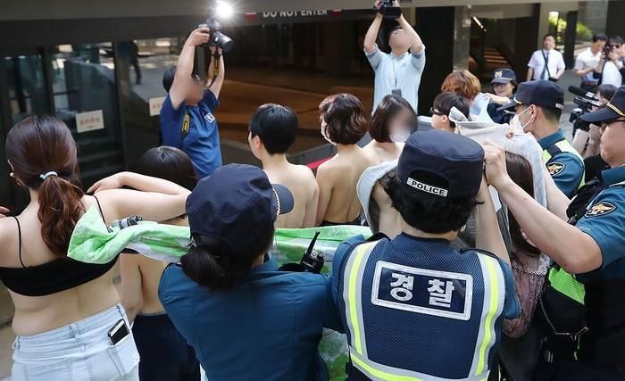 Phụ nữ Hàn Quốc cởi trần, biểu tình trước trụ sở Facebook ở Gangnam vào năm 2018. Ảnh: Yonhap.