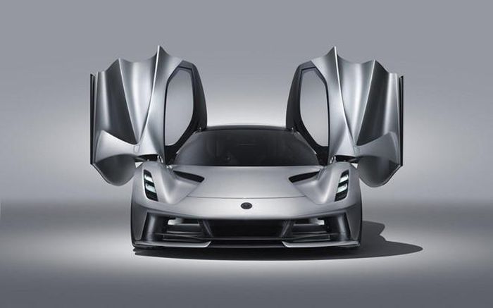 Evija tăng tốc 0-100 km/h dưới 3 giây, 0-300 km/h dưới 9 giây, tốc độ tối đa 320 km/h. Với động cơ lên tới gần 2.000 mã lực, tốc độ của Evija bị chê không quá ấn tượng. Nhiều mẫu xe có khả năng vượt qua con số 320 km/h. Ngoài ra, cũng cần biết rằng Lotus hiện thuộc sở hữu của hãng xe Geely (Trung Quốc). 