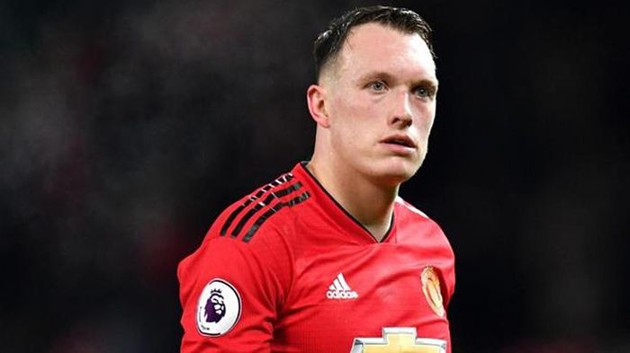 Phil Jones không thể cạnh tranh vị trí chính thức trong đội hình MU