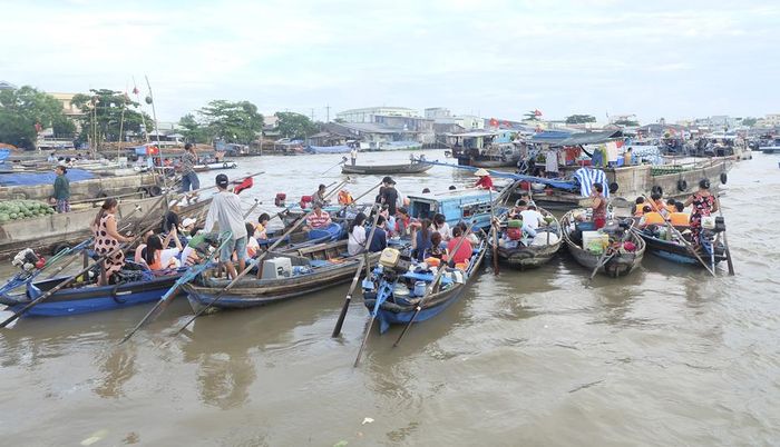 Một góc chợ nổi Cái Răng (Cần Thơ) thưa thớt người bán.