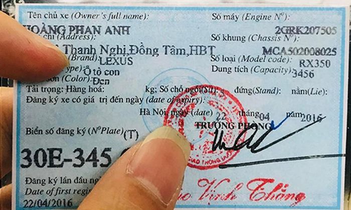 Nam MC đăng tải ảnh chụp giấy đăng ký xe. 