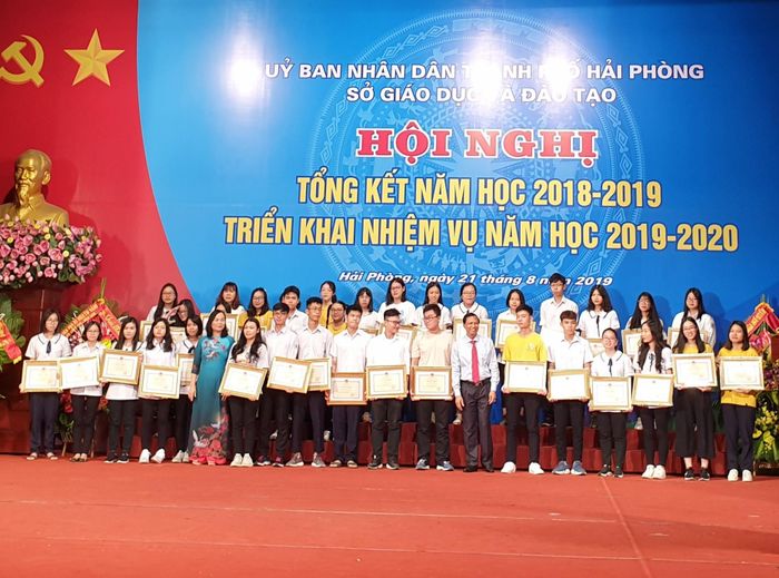 Lãnh đạo Sở GD&amp;ĐT Hải Phòng tặng khen 47 học sinh đạt giải nhất, nhì, ba trong cuộc thi HSG quốc gia 