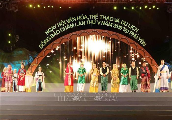 Giới thiệu trang phục của đồng bào Chăm An Giang.