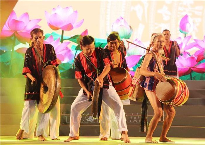 Tiết mục nghệ thuật “Vui hội” của các nghệ nhân Chăm Hroi huyện Vân Canh, tỉnh Bình Định. 