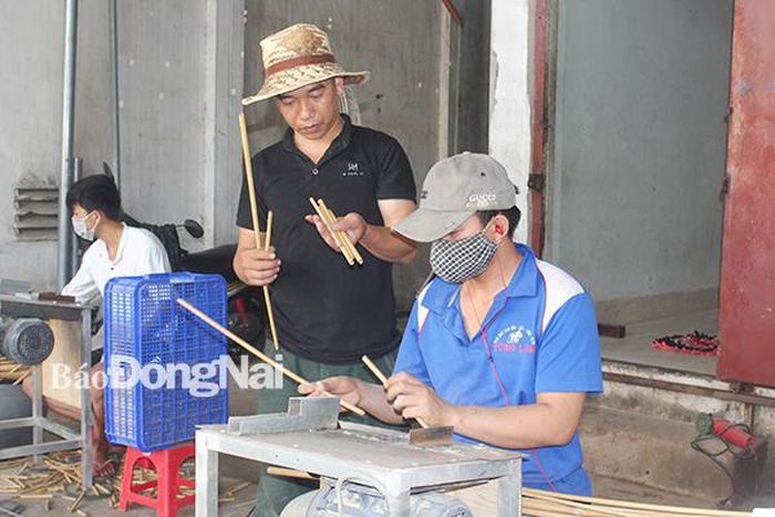 : Ông Nguyễn Quốc Thành, chủ Cơ sở ống hút tre Việt Bắc (TP.Biên Hòa) thường xuyên kiểm tra sản phẩm và hướng dẫn cho nhân viên làm đúng kỹ thuật
