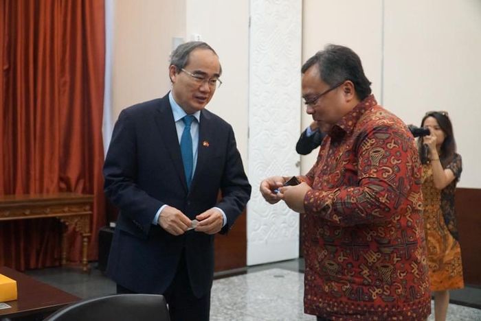 Bí thư Thành ủy TP.HCM Nguyễn Thiện Nhân và Bộ trưởng Bộ Kế hoạch phát triển quốc gia Indonesia Bambang Permadi Soemantri Brodjonegoro. Ảnh: VIỆT HOA