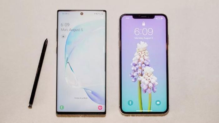 Galaxy Note10+ có viền màn hình mỏng hơn so với iPhone XS Max. Ảnh: Cnet.