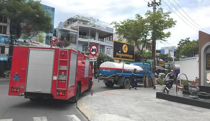 Xe chữa cháy tiếp nước tại Bệnh viện Đà Nẵng.