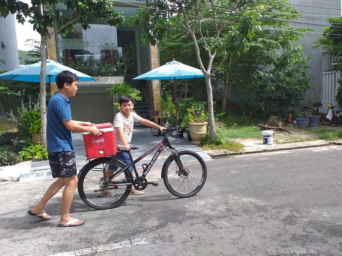 Người dân P.Thọ Quang tranh thủ lấy nước do Xí nghiệp Cấp nước Sơn Trà cung cấp.