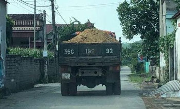 Xe chở đất đá thải từ mỏ đá gần đó không đúng theo thiết kế