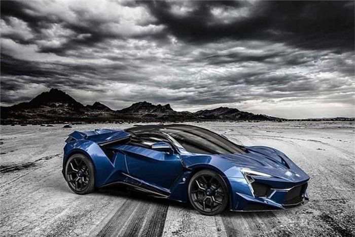 Siêu xe của W Motors có trọng lượng rất nhẹ. Thân xe bằng sợi carbon, khoang lái chủ yếu bằng nhôm, Fenyr SuperSport chỉ nặng 1.349 kg. Xe tăng tốc 0-96 km/h trong 2,8 giây, tốc độ tối đa 400 km/h. 