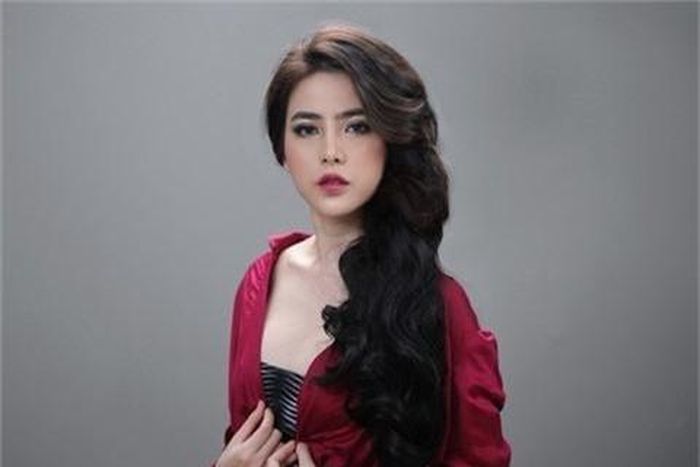 Phụ nữ Ấn Độ mang vẻ đẹp đài các, trang trọng với suối tóc xoăn bồng bềnh kết hợp cùng kiểu trang điểm đậm đà, nhấn nhá vào mắt. Cùng với trang sức vàng bắt mắt, tạo nên tổng thể riêng biệt.