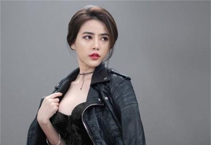 Xu hướng trang điểm sử dụng tone màu đỏ rất được yêu thích ở Trung Quốc gần đây. Thực chất đây chính là lối trang điểm được lấy cảm hứng từ văn hóa nghệ thuật Kinh kịch rất lâu đời của Trung Hoa. Và như để khẳng định sự mạnh mẽ của người phụ nữ ở giữa chế độ nặng phong kiến Trung Quốc, các cô gái trẻ ở đây ngày nay rất yêu thích mặc những trang phục cá tính, hơi hướng menswear.