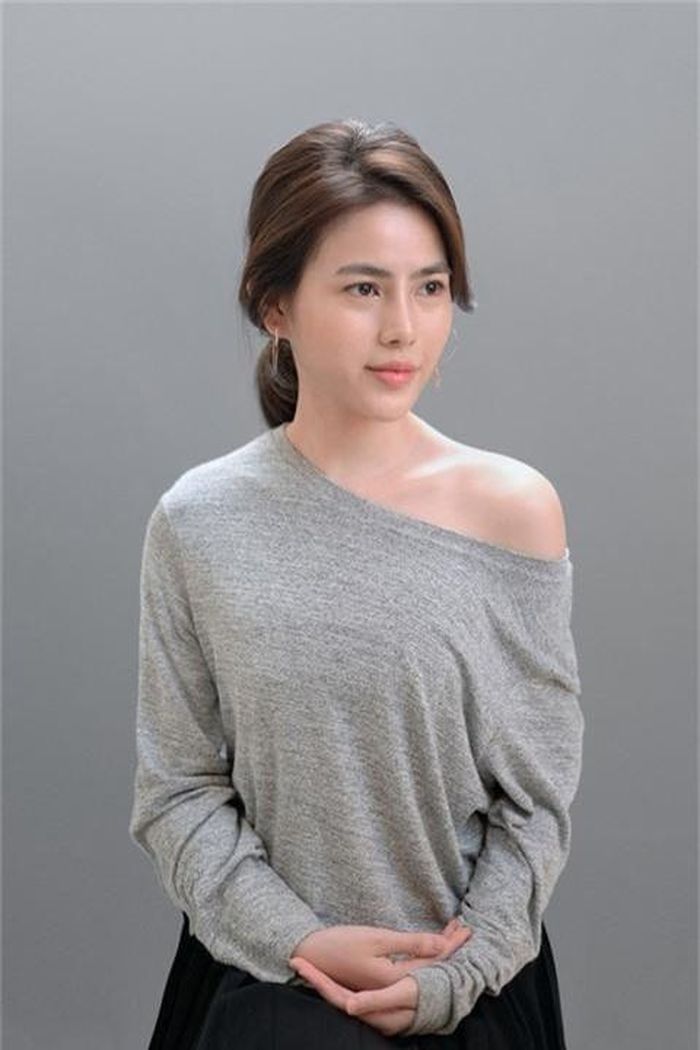 Hàn Quốc có xu hướng make up trong suốt tự nhiên. Tone cam nude trẻ trung, lông mày nhạt và tóc gọn gàng. Trang sức tiết chế và nhưng thời thượng Giữ đúng tinh thần hiện đại.