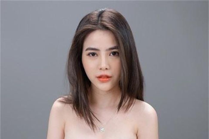 Trang điểm tone cam đang là xu hướng nổi bật nhất ở Việt Nam thời gian gần đây. Nhắc đến con gái Việt Nam là nhắc đến mái tóc suôn thẳng, dịu dàng. Kết hợp cùng với phong cách này là trang sức đơn giản mà tinh tế.