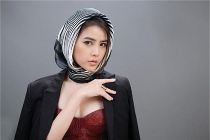 Các tiểu vương quốc Ả Rập thống nhất: make up tone nude mang hơi hướng phương Tây, môi nude tự nhiên đi cùng đôi mắt sắc sảo. Phụ nữ Ả Rập hiện đại ưa thích mặc suit, khăn choàng và mũ rộng vành, thể hiện vẻ đẹp hiện đại và tôn quý của vùng đất xa hoa và giàu có.