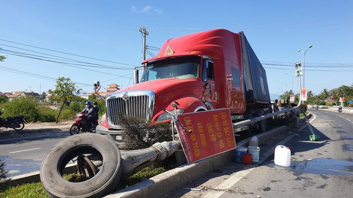 Phần đầu và hông xe bị hư hỏng nhẹ