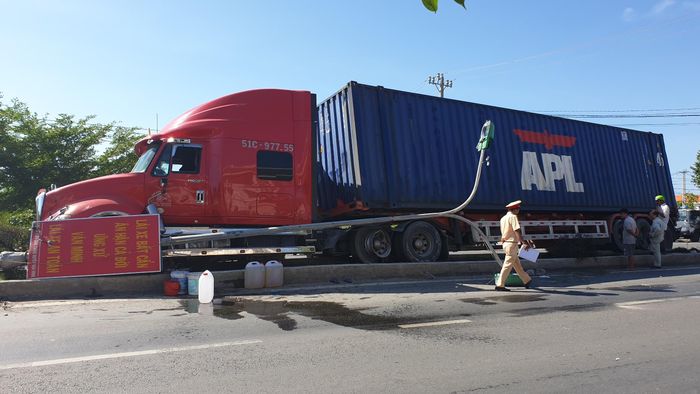 Lực lượng chức năng có mặt tại hiện trường ghi nhận sự việc.
