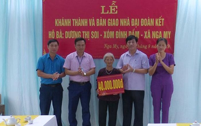 Ủy ban MTTQ huyện Phú Bình trao tiền làm nhà cho bà Dương Thị Soi, xóm Đình Dầm, xã Nga My.