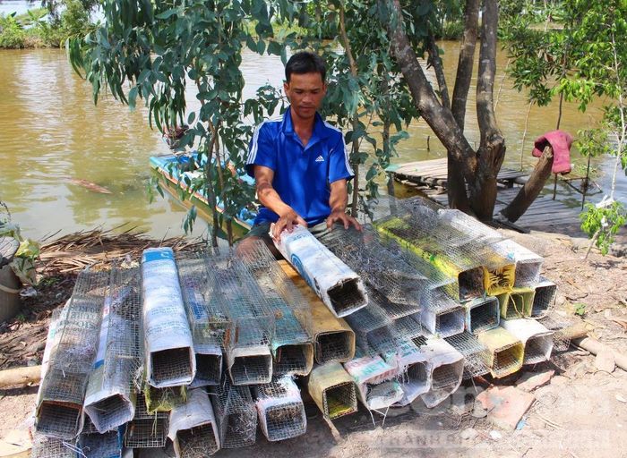 Anh Lợi bên đống lọp đặt rắn.