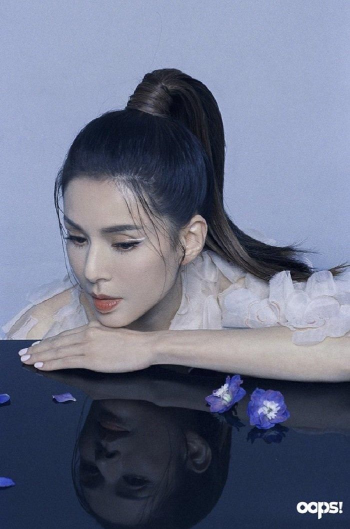  Lý Nhược Đồng sinh năm 1973 và được khán giả nhớ đến với vai diễn Tiểu Long Nữ trong "Thần điêu đại hiệp 1995" do TVB sản xuất. Nhan sắc băng thanh ngọc khiết, khả năng diễn xuất trọn vẹn giúp nữ diễn viên gây ấn tượng mạnh mẽ trong lòng khán giả đến mức đã hơn 20 năm trôi qua, khi nhắc đến Tiểu Long Nữ, không ít người nghĩ ngay đến Lý Nhược Đồng. 