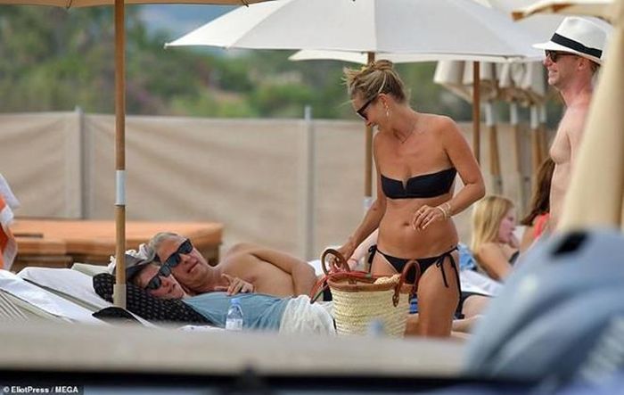 Theo Daily Mail, Kate Moss đang tận hưởng lối sống lành mạnh, tránh xa thức uống có cồn và các buổi tiệc tùng ồn ào thâu đêm. Đầu tuần này, siêu mẫu còn được nhìn thấy dạo chơi trên du thuyền riêng cùng một số người bạn. 