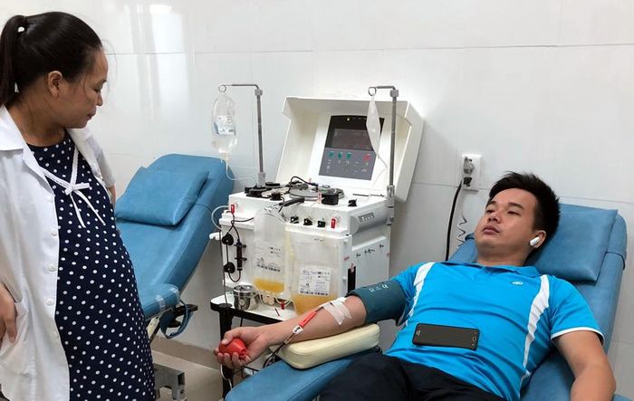 Đại úy Nguyễn Huy Linh và Thượng sĩ Thanh Hải hiến tiểu cầu cứu cháu Nguyên.