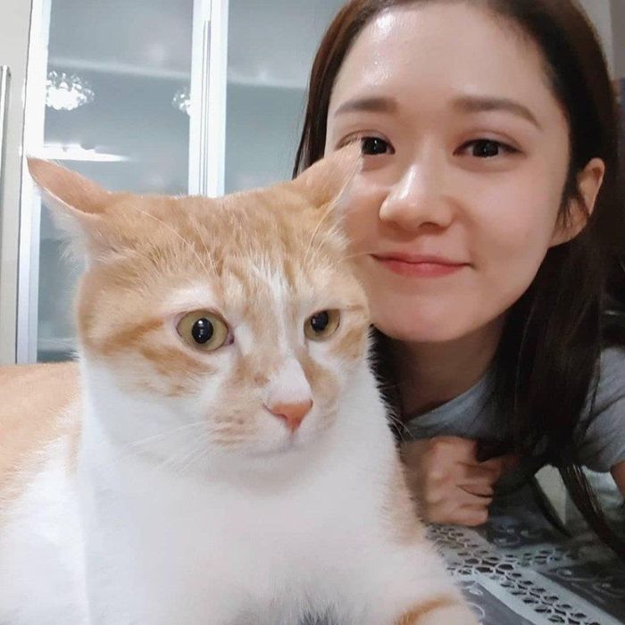 Cô cũng thường đăng tải những hình ảnh đời thường lên mạng xã hội. Ai cũng trầm trồ khi thấy nhan sắc của nữ diễn viên vẫn trẻ đẹp bất chấp thời gian.