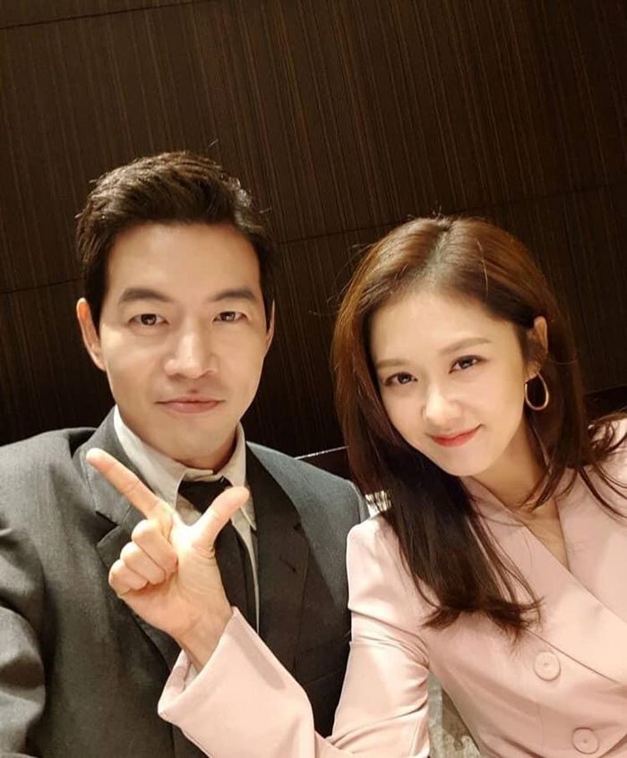 Jang Nara hiện đang tham gia đóng phim truyền hình VIP. Nhan sắc của cô dường như không quá chênh lệch khi đứng cạnh bạn diễn kém tuổi hơn.