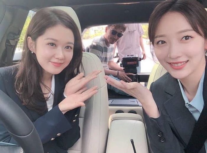 Bên cạnh đàn em, Jang Nara không hề “thua sút” về độ trẻ.