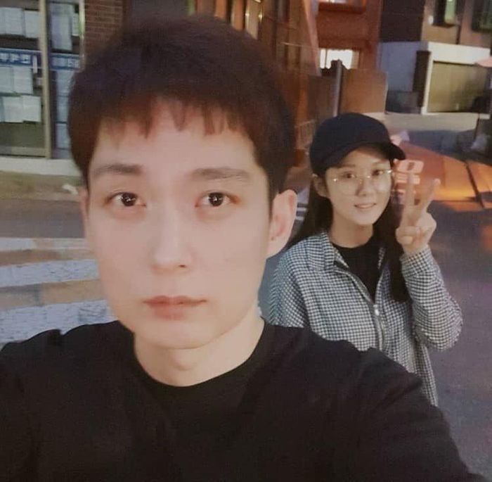 Jang Nara thường xuyên dạo phố và tự tin khoe mặt mộc trước đông người. Anh trai (trái) của Jang Nara cũng là một trong những người được khen ngợi có vẻ đẹp không tuổi.