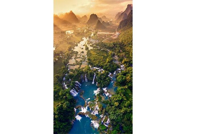 Bức "Thác Bản Giốc" của nhiếp ảnh gia Nguyễn Tấn Tuấn - giải nhất cuộc thi "Việt Nam nhìn từ trên cao" 2019.