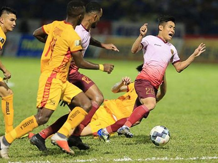 Xuân Toàn (29) ghi siêu phẩm nhấn chìm Thanh Hóa sau vòng 22, đội bóng xứ Thanh chỉ đang có 25 điểm và hơn đội áp chót HAGL 2 điểm. Ảnh: VPF