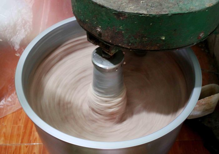 Đánh nhuyễn chả cá bằng máy móc, đây là công đoạn hạn chế làm thủ công nhất trong nghề làm chả cá. Ảnh:NGUYỄN TRANG