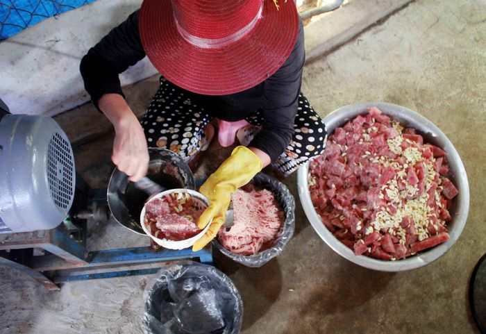 Thịt cá lóc sạch và đem xay nhuyễn. Ảnh: NGUYỄN TRANG