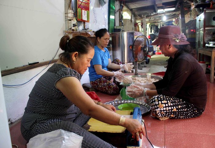 Cân trọng lượng, đóng gói cẩn thận và xuất bán chả cá đỏ củ. Ảnh:NGUYỄN TRANG