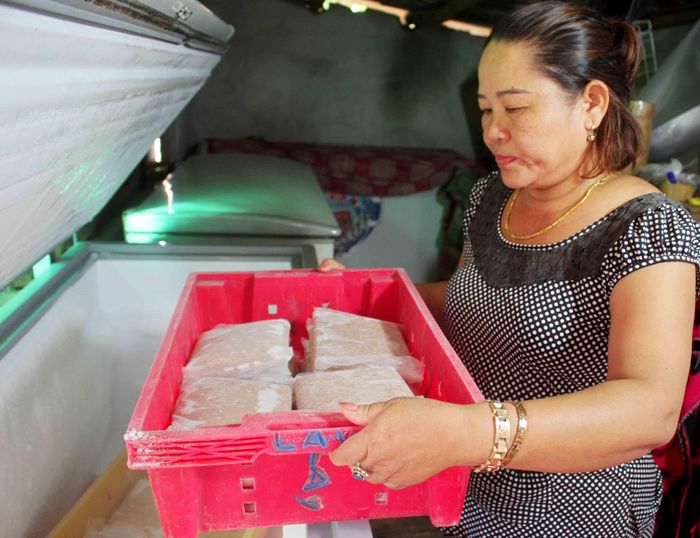 Chả cá đỏ củ được bảo quản và xuất bán khắp nơi. Ảnh: NGUYỄN TRANG