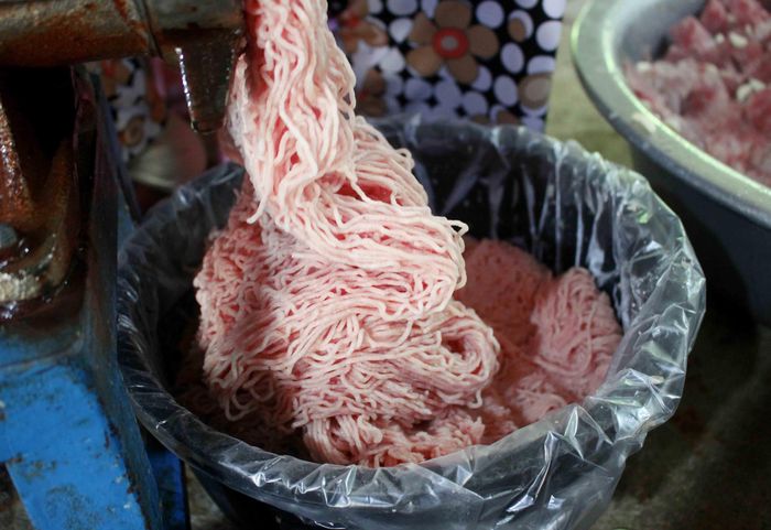 Những sợi chả cả đều và đẹp mắt. Ảnh: NGUYỄN TRANG