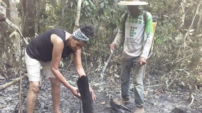 Santos và những người hàng xóm ở bang Rondonia ngăn chặn đám cháy lan sang nhà cửa và mùa màng của họ.