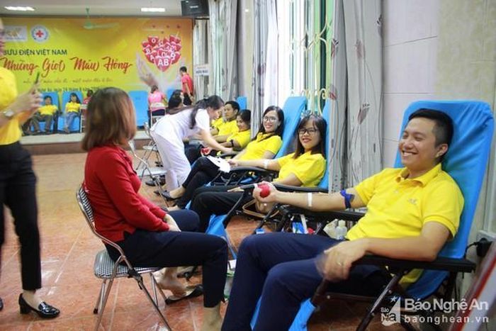 Hiến máu t ình nguyện tại Bưu điện tỉnh Nghệ An. Ảnh: Vũ Quang