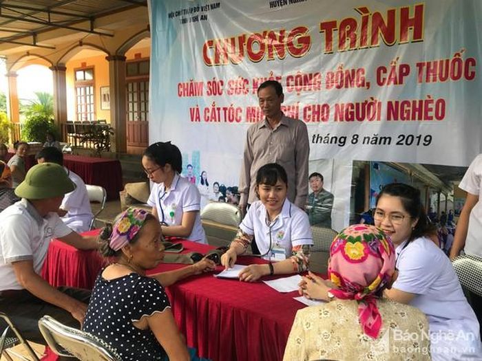 Khám bệnh, tư vấn, cấp phát thuốc miễn phí cho các đối tượng chính sách và người dân có hoàn cảnh đặc biệt khó khăn tại xã Nghĩa Đức, Nghĩa Đàn. Ảnh: Minh Thái