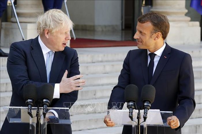 Tổng thống Pháp Emmanuel Macron (phải) và Thủ tướng Anh Boris Johnson tại cuộc họp báo ở Paris ngày 22/8/2019. Ảnh: THX/TTXVN