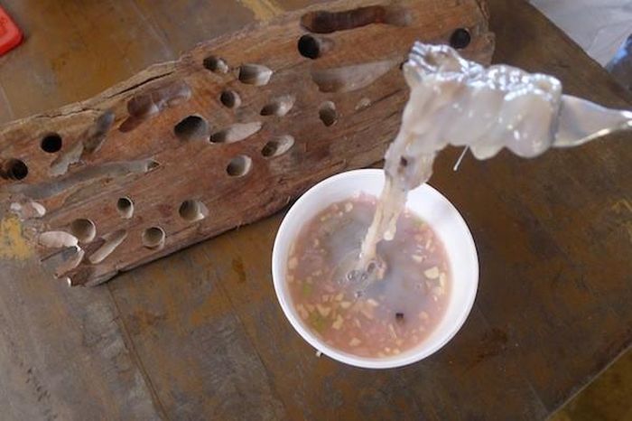 Hà đục gỗ ăn cùng loại nước chấm đặc biệt.