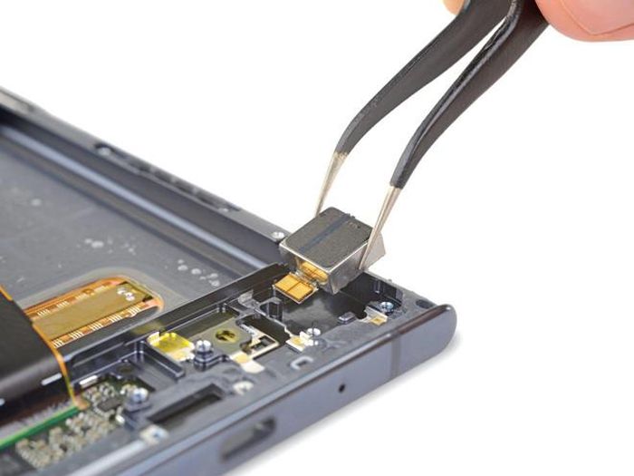 Bộ rung mới hình vuông trên Note 10+ 5G, đây là một trong những sự thay đổi bởi trước đó Samsung thưởng dùng bộ rung hình tròn. 