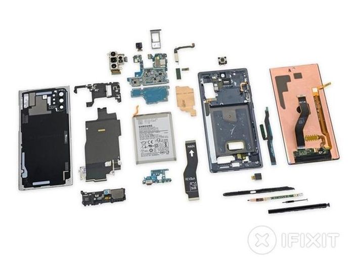 Toàn bộ nội thất sau khi mổ xẻ của Note 10+ 5G, các chuyên gia của iFIxit đánh giá là tương đối khó sửa chữa. Thậm chí, việc thay pin trên thiết bị này cũng không đơn giản. 