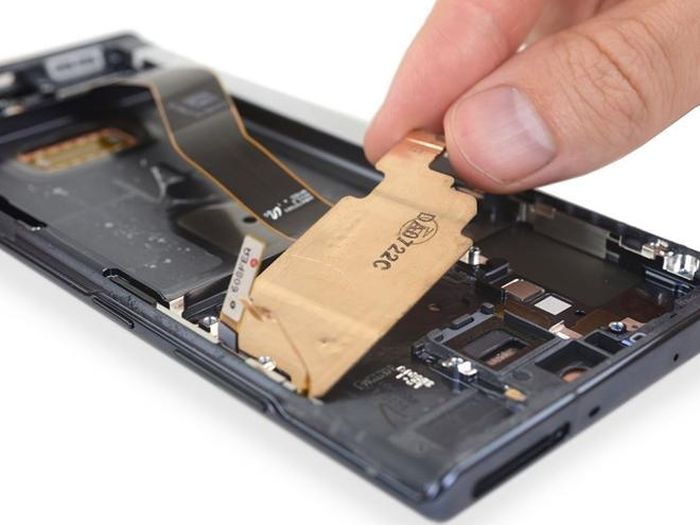 So với những người tiền nhiệm như Note 9, trên Note 10+ 5G Samsung đã sử dụng miếng tản nhiệt to hơn khá nhiều.