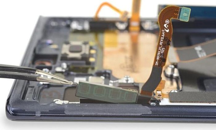 Trong ảnh là vị trí đặt ăng-ten 5G mmWave. Samsung thiết kế cho note 10+ 5G tới tận 3 sợi cáp ăng-ten 5G, bao gồm một sợi hướng về mặt trước trên bo mạch chủ và hai cái còn lại được đặt dọc theo hai bên khung của thiết bị. 