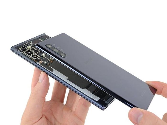 Đánh giá ban đầu, quá trình "mổ xẻ" chiếc Galaxy Note10+ 5G không có sự khác biệt quá nhiều so với Note9. Cả hai dòng máy này muốn mở ra đều cần khá nhiều dụng cụ chuyên dụng để làm nóng phần keo kết nối và tách mặt lưng khỏi khung viền. 