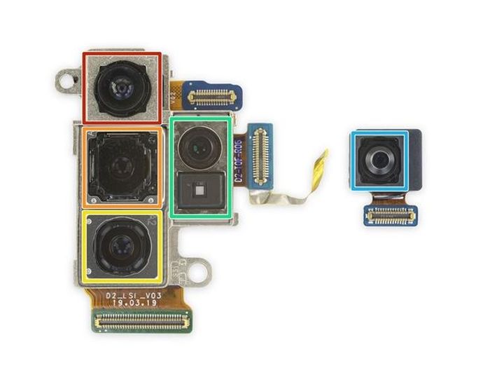 Cụm 3 camera chính của Galaxy Note 10+ 5G, trong đó màu đỏ được đánh dấu là camera 16 MP ultra-wide (123° FoV), màu cam là ống góc rộng 12 MP wide-angle với 2 khẩu (ƒ/1.5-ƒ/2.4), cuối cùng là ống tele 12 MP (2x zoom quang), màu xanh lá cây là cảm biến đo chiều sâu DepthVision time-of-flight và bộ phát hồng ngoại. Bên phải là camera trước 10MP. 