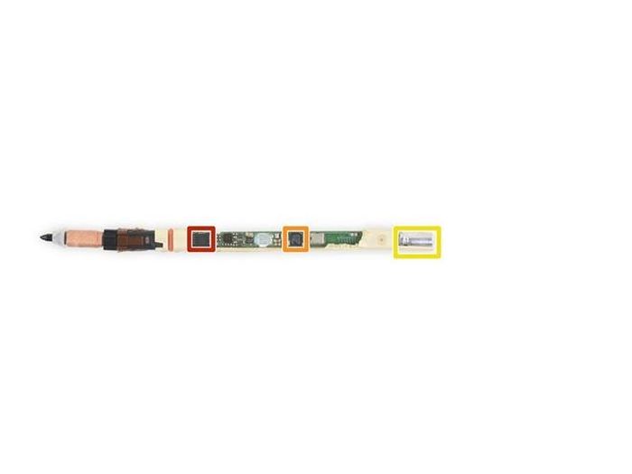 Ruột của S Pen mới Note 10+ 5G. Bên trong iFixit tìm thấy có một con chip bí ẩn được đánh mã SP912. Đây có khả năng là cảm biến 6 trục mà Samsung đã đề cập tại sự kiện Unpacked vừa qua. Ngoài ra, bút stylus cũng có pin lithium-ion Nichicon 2.4v SLB. 